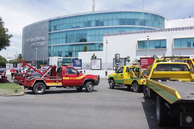 Mafia de grúas comete abusos en Puebla