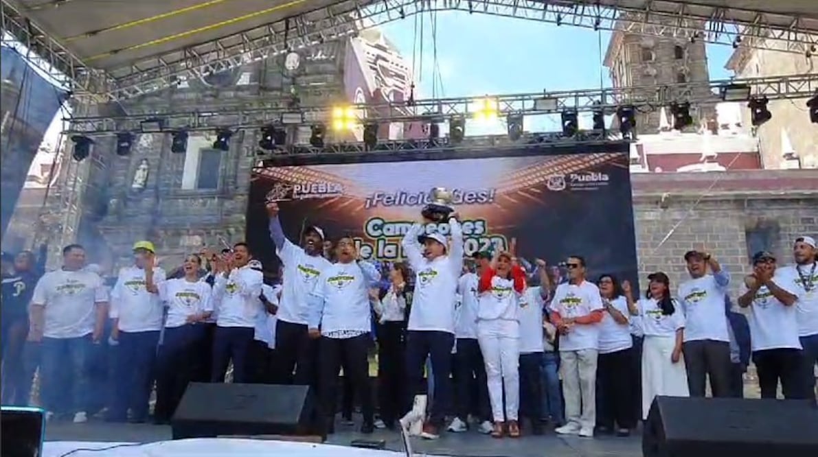 Los poblanos festejaron el triunfo de Los Pericos con un desfile y la entrega de la Cédula Real | Foto: Agencia Es Imagen para El Universal Puebla