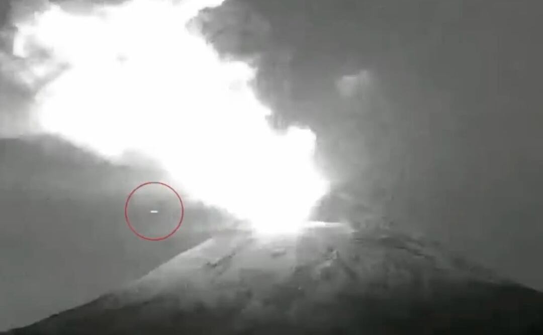 El investigador Jaime Maussan ha compartido en sus redes múltiples avistamientos OVNI en las cercanías del volcán Popocatépetl | Foto: Twitter @jaimemaussan1