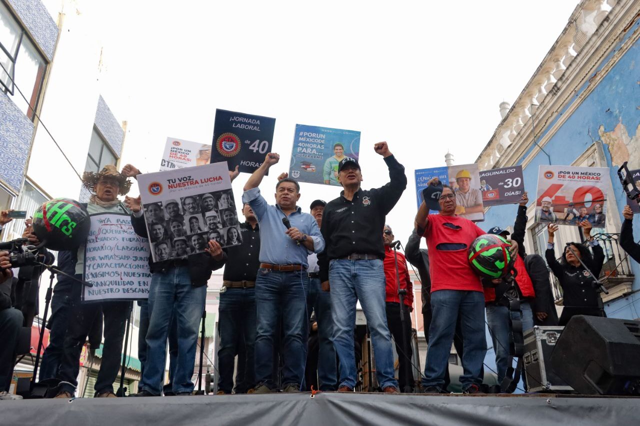 En el desfile también se espera la participación de docentes a través del Sindicato Nacional de Educadores (SNTE).

Foto: Producción El Universal