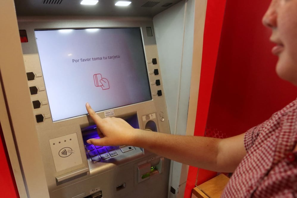 Para retirar de forma segura del cajero sólo debes seguir estos tips. Foto: Agencia Es Imagen para El Universal Puebla