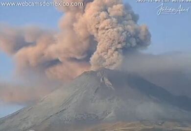 VIDEO. Volcán Popocatépetl amanece con intensa actividad; expulsó vapor y ceniza