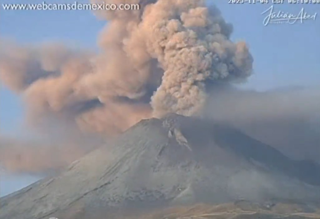 El Volcán Popocatépetl registró una intensa actividad la mañana de este 4 de noviembre | Foto: Captura Webcams de México