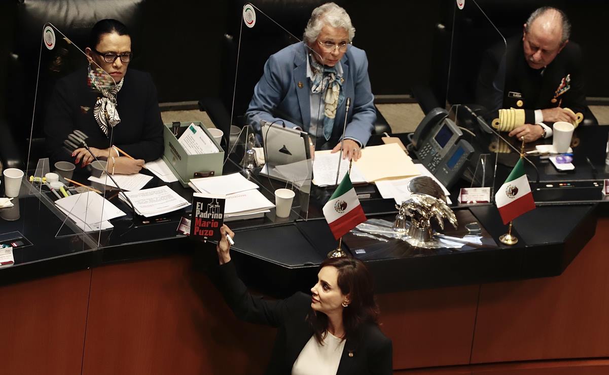 "El Padrino", el regalo de Lilly Téllez a la 4T; "tengan para que se entretengan", les dice