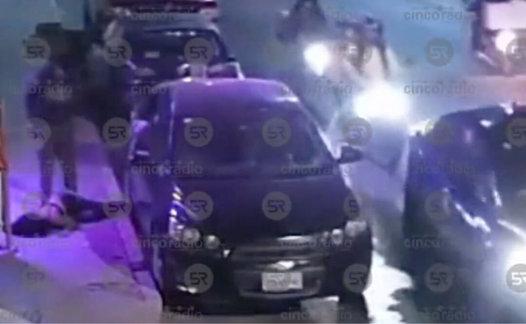 Una mujer fue golpeada y subida a un auto completamente inconsciente | Foto: X Cinco Radio Oficial