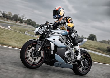 Triumph presenta la moto eléctrica que puede rebasar a muchas