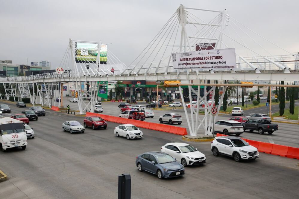 Los cierres que prohíben las vueltas a la izquierda en Vía Atlixcáyotl han causado molestia en algunos conjuntos habitacionales | Foto: Agencia Es Imagen para El Universal Puebla