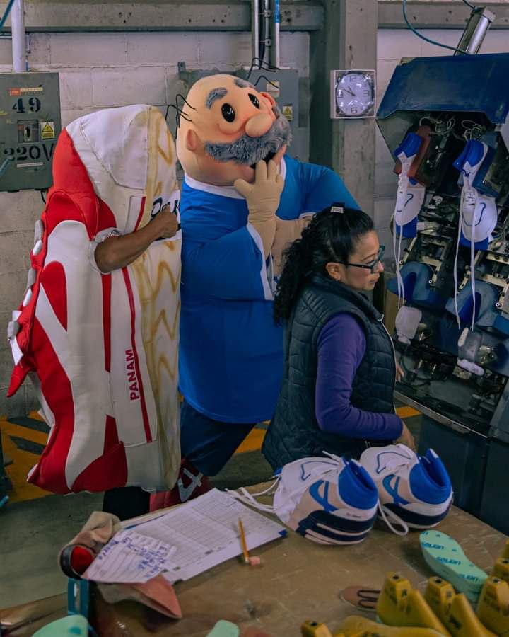 Si te encanta el Dr. Simi, puedes comprar sus tenis | Foto: Mercado Libre