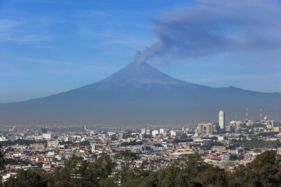 Volcán Popocatépetl lanza gran fumarola; se prevé caída de ceniza en Puebla
