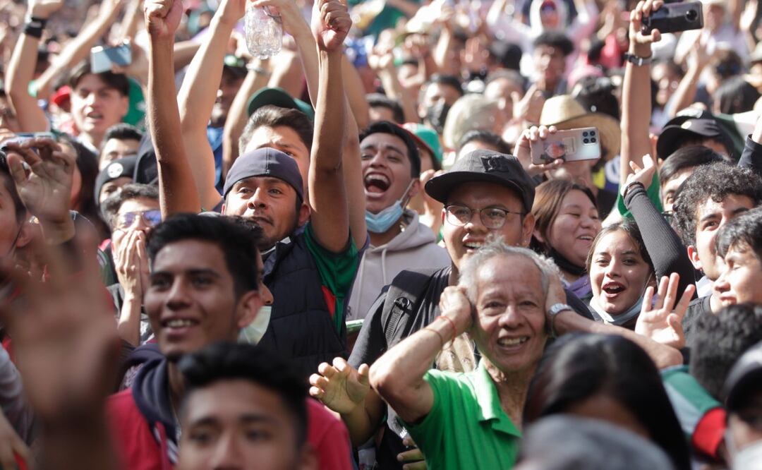 Los aficionados se dieron cita en el zócalo de Puebla | FOTO: Agencia Es Imagen para El Universal Puebla