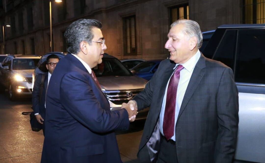El gobernador Sergio Salomón Céspedes participó este miércoles en la conferencia mañanera en Palacio Nacional. | Foto: Twitter Sergio Salomón Céspedes