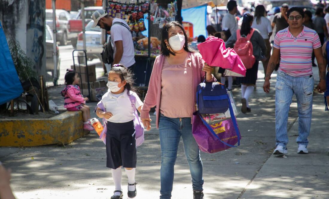 Usar cubrebocas es una medida de la SEP ante la caída de ceniza | Foto: EsImagen