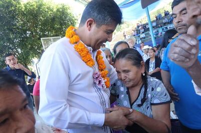 Lalo Rivera escucha demandas de la población en Tlaola y Zihuateutla