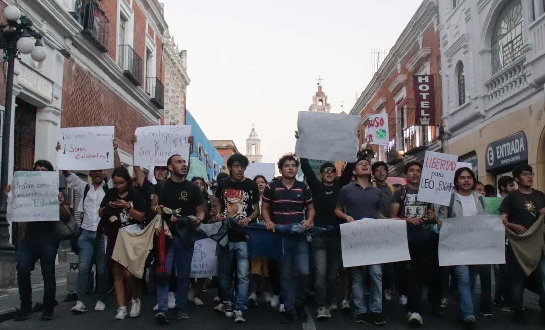 Alumnos se manifestaron en apoyo a sus compañeros | Foto: Agencia Es Imagen para El Universal Puebla