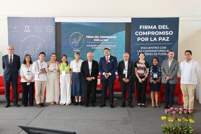 Alejandro Armenta firma el Compromiso por la paz en la Ibero Puebla