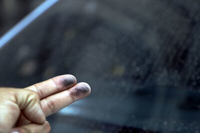 Ceniza volcánica. ¿Qué riesgos representa y cómo limpiarla?