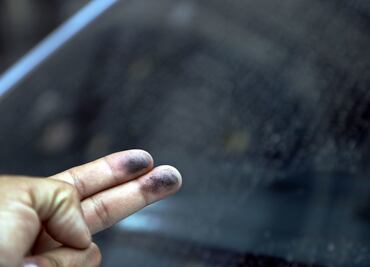 Ceniza volcánica. ¿Qué riesgos representa y cómo limpiarla?