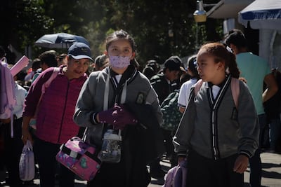 ¿A qué hora entran a la escuela el lunes 19 de febrero?