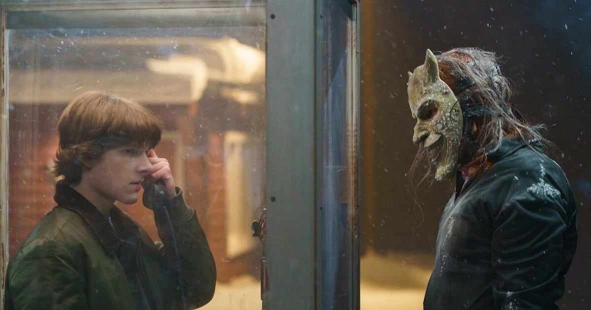 Mason Thames y Ethan Hawke regresan en sus papeles de la primera película, pero esta vez la historia no es lo suficientemente fuerte como para elevar su rivalidad | Foto: Blumhouse Productions