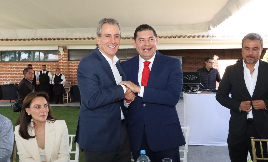 Alejandro Armenta, en compañía de Pepe Chedraui, se reunió con empresarios | Foto: Especial