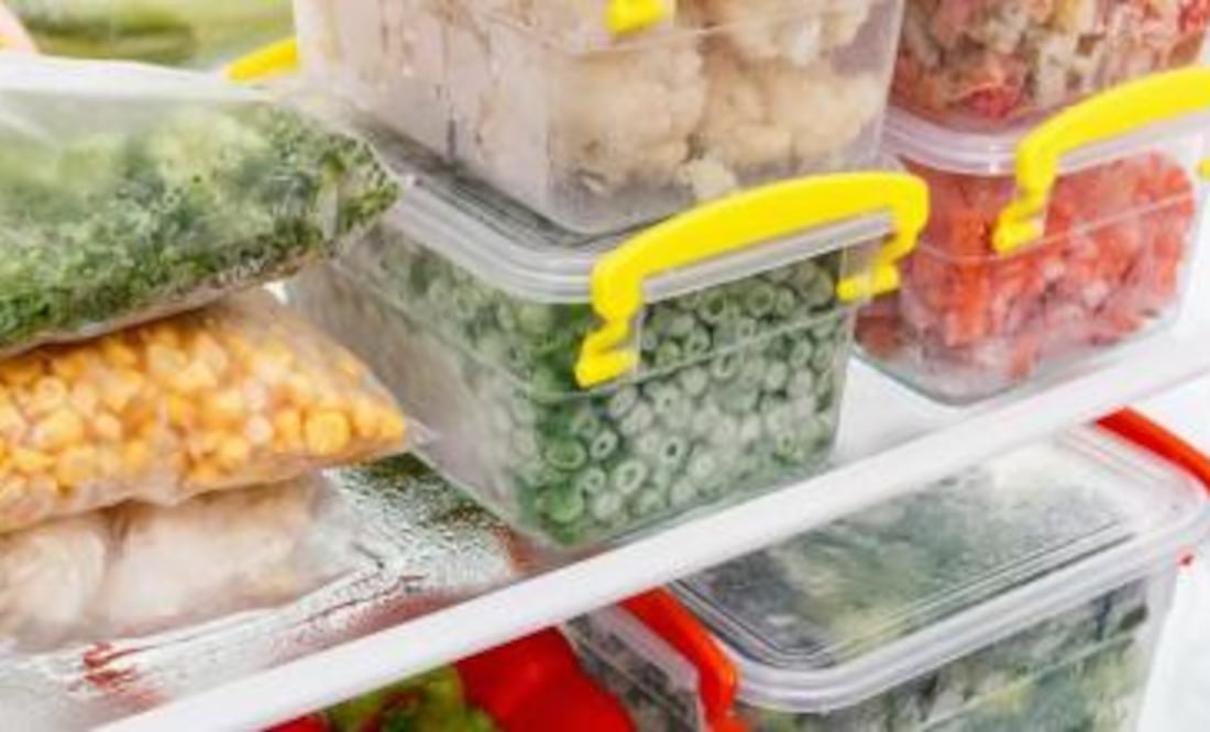 Además, el uso de conservantes y aditivos para intensificar el color de frutas y verduras conlleva riesgos para la salud al congelarlos.
Fotos: Producción El Universal Puebla