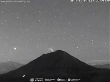 ¿Qué será? Detectan una extraña luz que atraviesa el volcán Popocatépetl