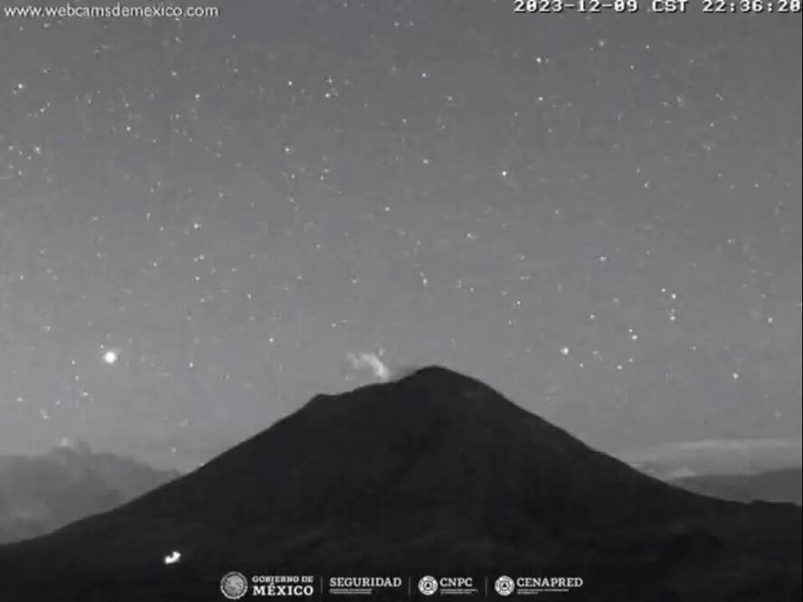 Las cámaras de Webcams detectaron esta extraña luz sobre el volcán Popocatépetl | Twitter Webcams de México