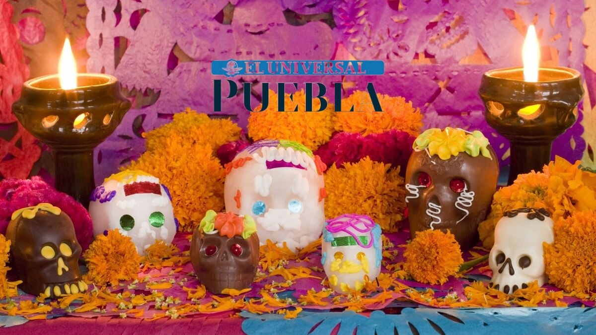 También se suelen colocar alimentos y bebidas que eran del agrado de los fallecidos, así como objetos personales que reflejan sus vidas. 
Foto: Producción El Universal Puebla