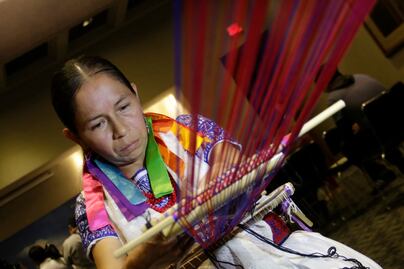 Huipil y chal de Puebla ganan premios en Concurso Nacional de Textiles y Rebozo 2021