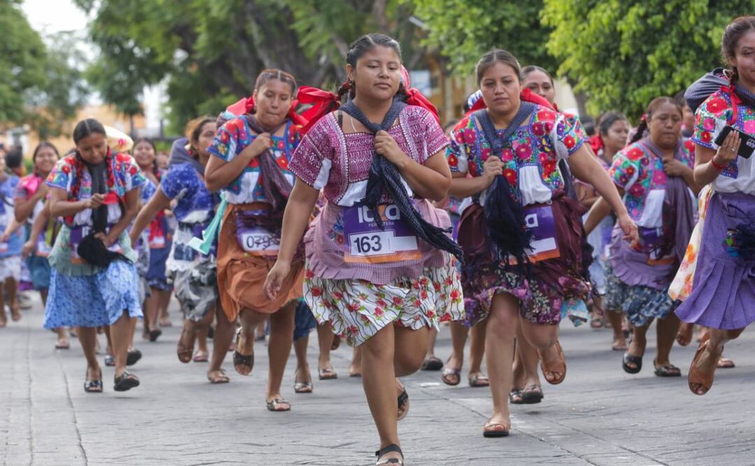 Las participantes de la Carrera de la Tortilla compiten cargando canastos y portando sus trajes típicos | Foto: Agencia Es Imagen para El Universal Puebla