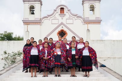 Así son las mañanitas y otros textiles emblemáticos de Hueyapan