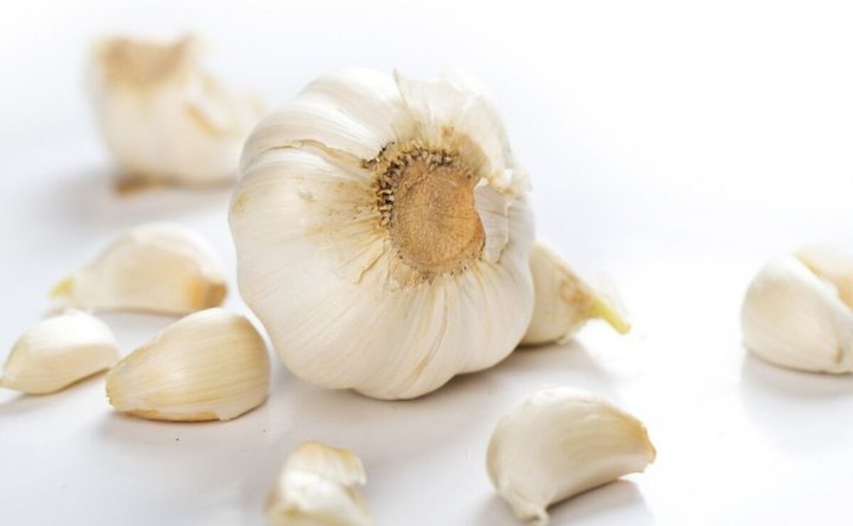 Poder oculto del ajo en la limpieza del baño. Fuente: Freepik.