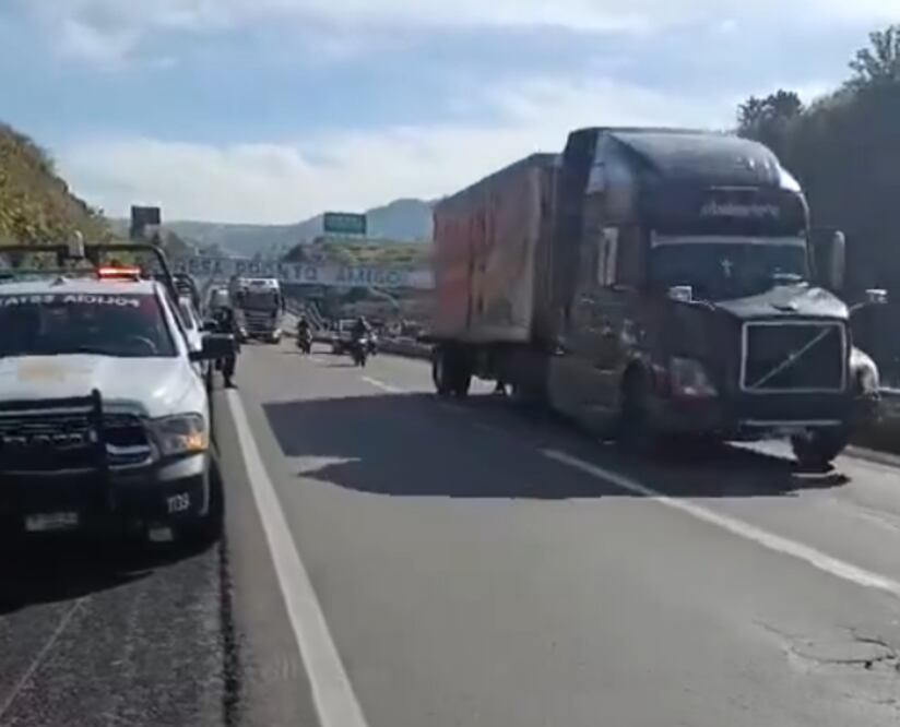 Tras casi una hora de negociaciones con representantes de la dirección estatal de Gobernación, los manifestantes acordaron tener una reunión y una mesa de trabajo con la alcaldesa Ariadna Ayala Camarillo para discutir el asunto. 

Foto: Producción El Universal Puebla