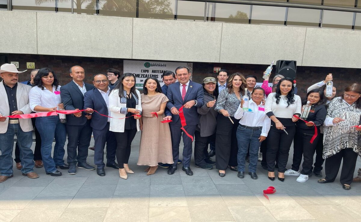 El diputado Eduardo Castillo promueve la industria mezcalera de Puebla | Foto: Especial