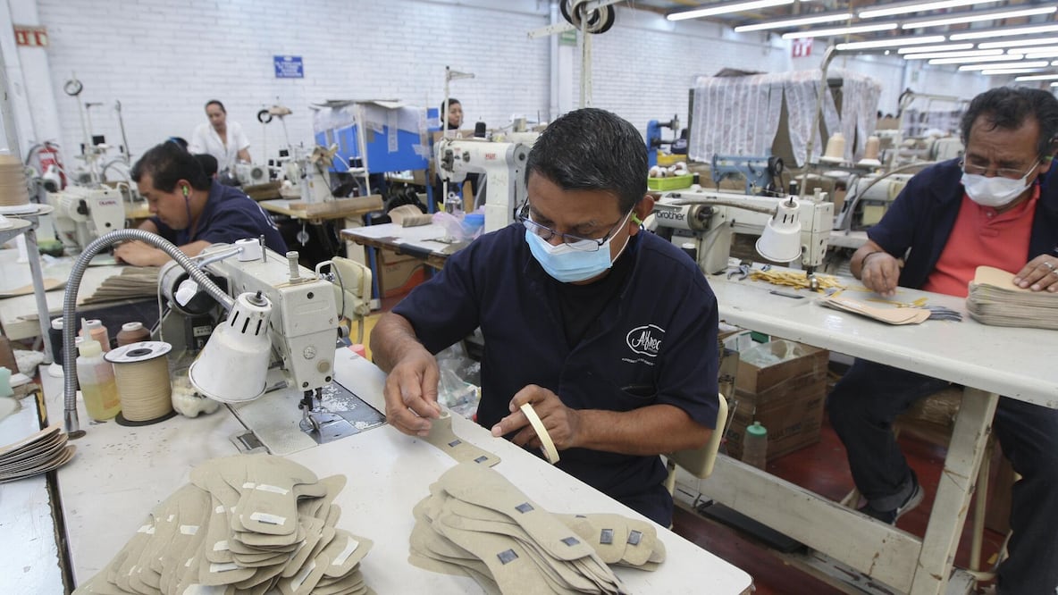 La Ley Federal del Trabajo (LFT) establece un calendario oficial de días festivos obligatorios en México, en los cuales los trabajadores tienen derecho a descansar y recibir pago doble si laboran.
Foto: Producción El Universal Puebla