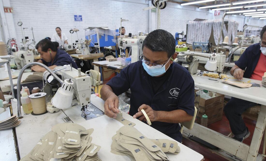 La Ley Federal del Trabajo (LFT) establece un calendario oficial de días festivos obligatorios en México, en los cuales los trabajadores tienen derecho a descansar y recibir pago doble si laboran.
Foto: Producción El Universal Puebla
