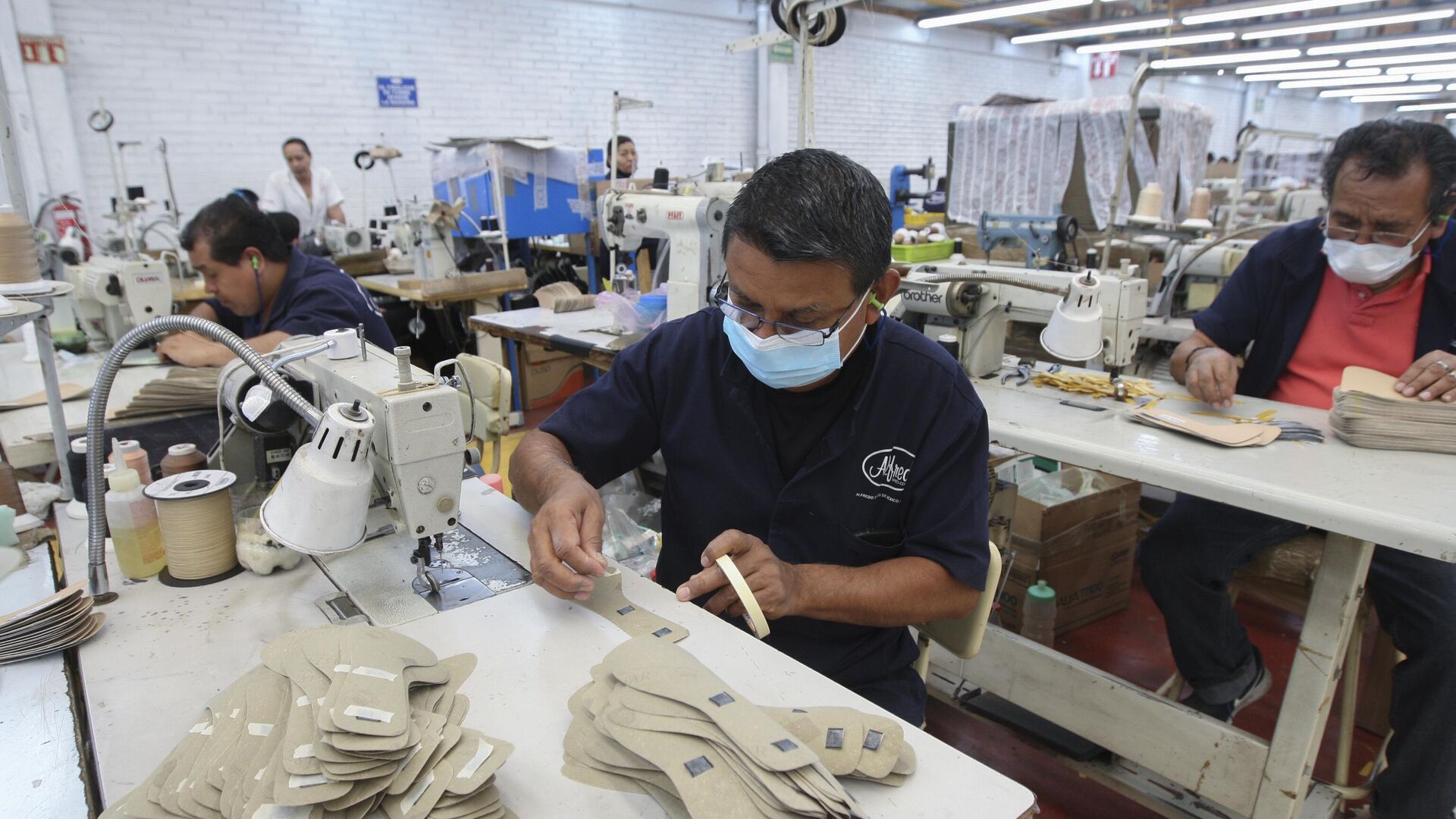 La Ley Federal del Trabajo (LFT) establece un calendario oficial de días festivos obligatorios en México, en los cuales los trabajadores tienen derecho a descansar y recibir pago doble si laboran. 


Foto: Producción El Universal Puebla