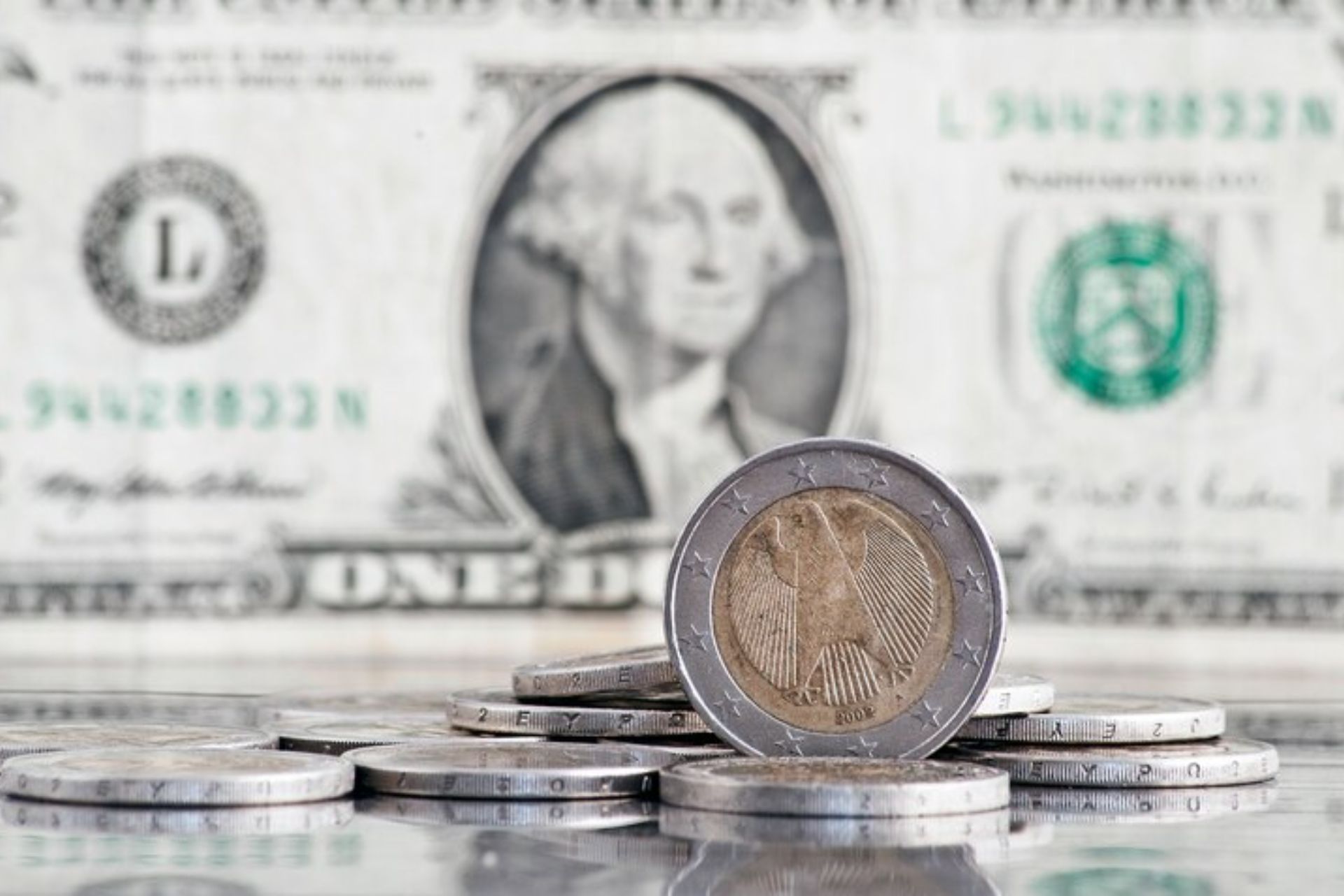 El precio del dólar en México se cotiza por encima de los 20 pesos | Foto: Freepik