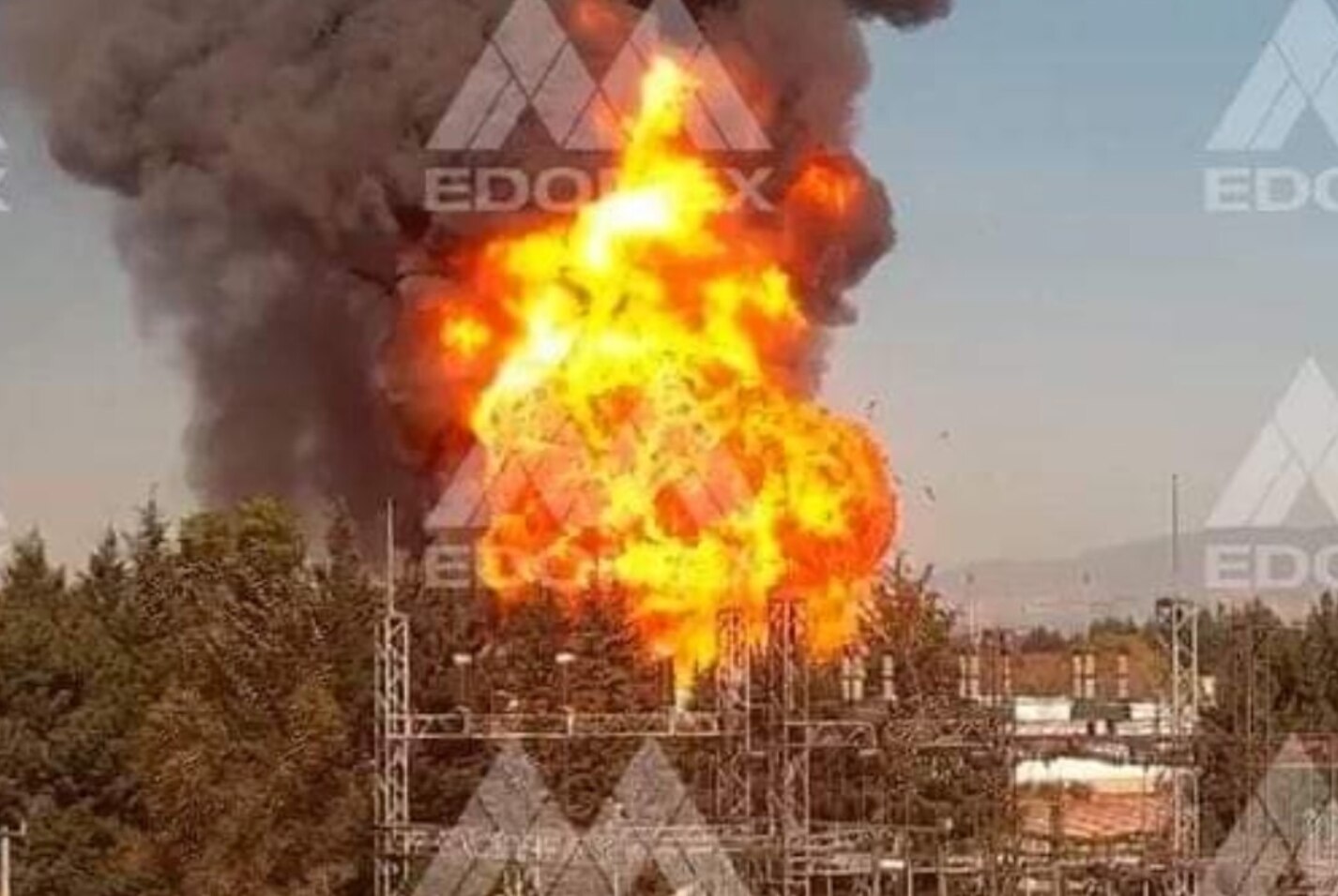 Reportan explosión e incendio en fábrica de pinturas en zona industrial de Toluca