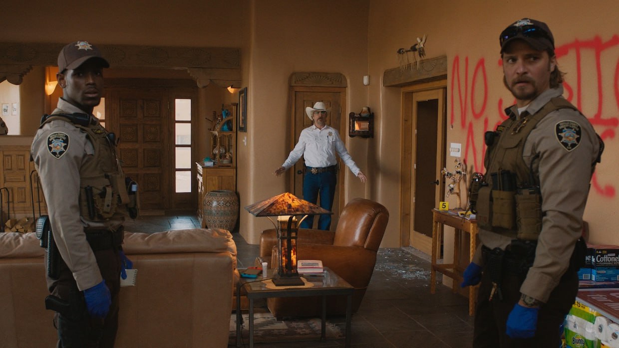 Ari Aster logra crear un escenario político lleno de giros inesperados que transforman la historia en un western siniestro y satírico | Foto: A24