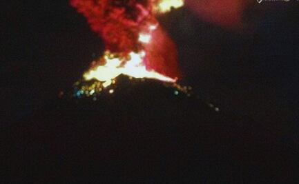 Volcán Popocatépetl lanza fuego y ceniza otra vez