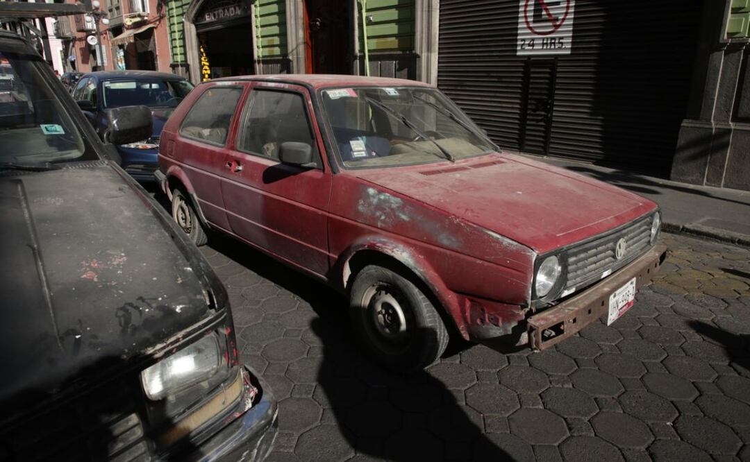 Los autos de 1990 a 1999 difícilmente pasarán la verificación debido al desgaste que presenta su motor y dejarán de circular en Puebla | Foto: Agencia Es Imagen para El Universal Puebla