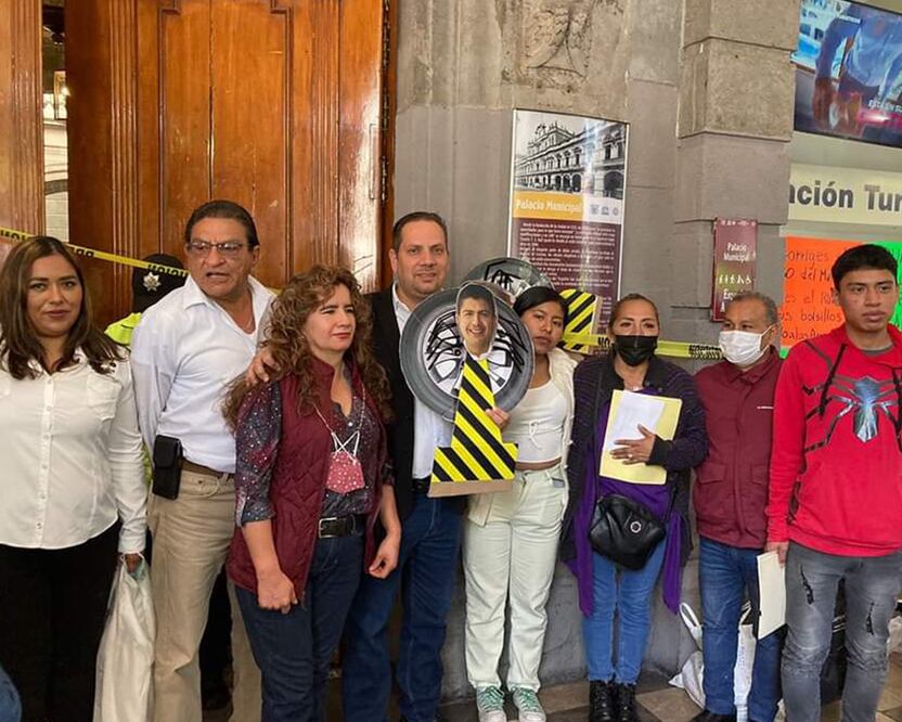 Inconformes con los parquímetros tomaron las instalaciones del palacio municipal como medida de protesta | Foto: Twitter Alejandro Carvajal