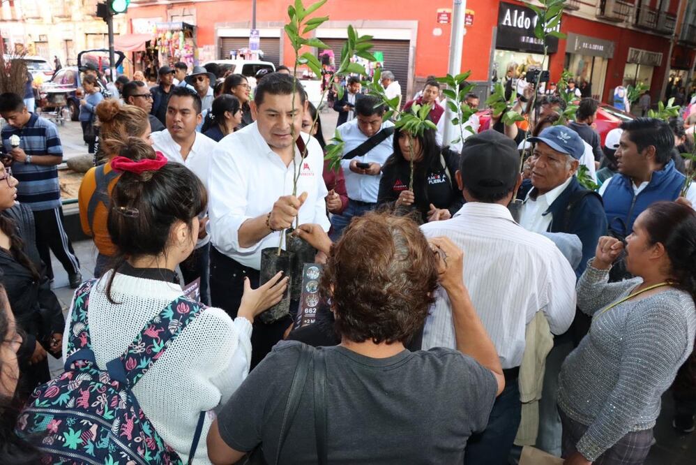 El senador Alejandro Armenta recorrió el Centro Histórico de Puebla | Foto: Especial