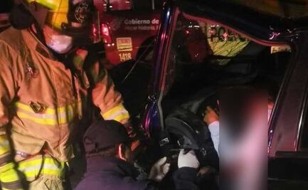 Muere taxista prensado tras impactarse contra muro en la México-Puebla