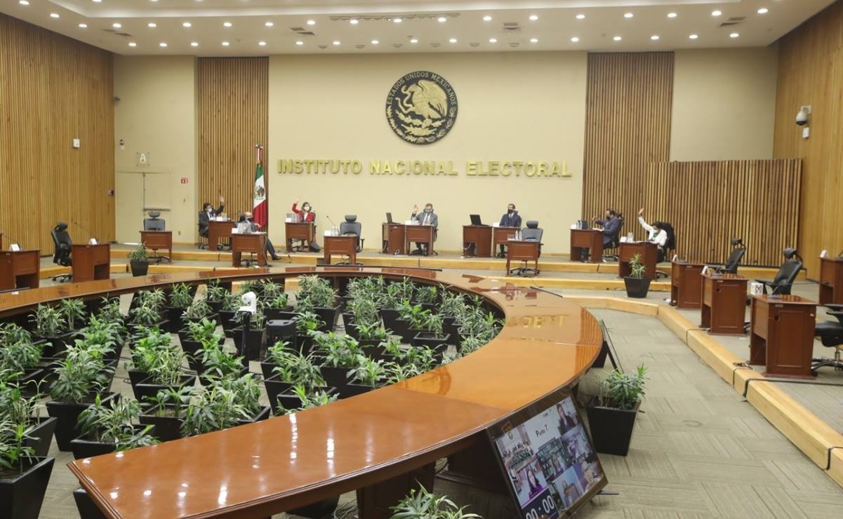 Con "limitaciones presupuestales", INE avala emisión de convocatoria para revocación de mandato