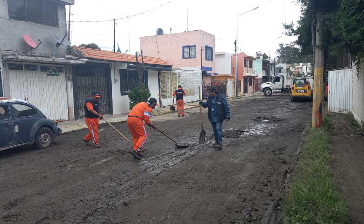 Realizan limpieza y desazolve de calles y viviendas inundadas
