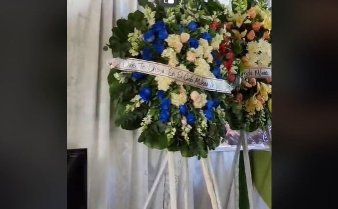 La corona de flores se mueve sin aparente causa durante el velorio | Foto: Video TikTok