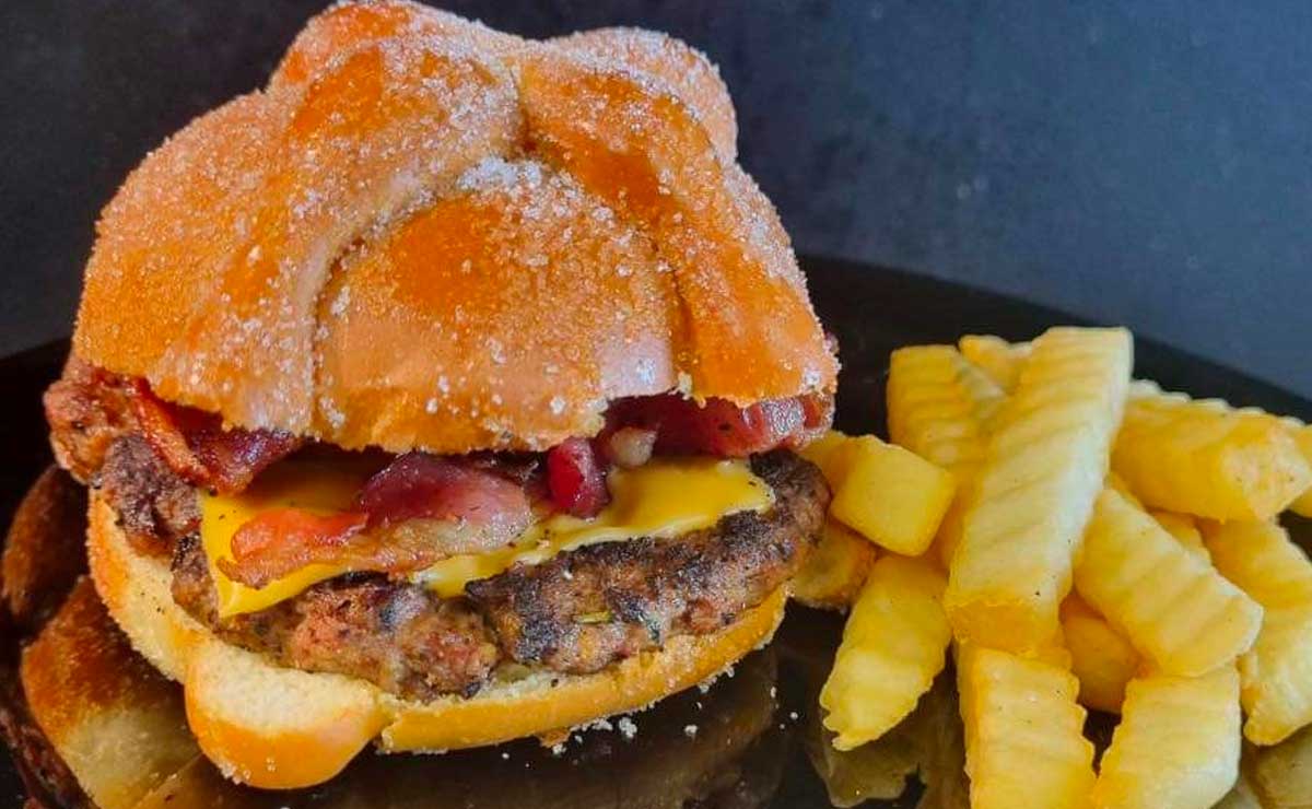 Esto ya se descontroló: crean una hamburguesa con pan de muerto