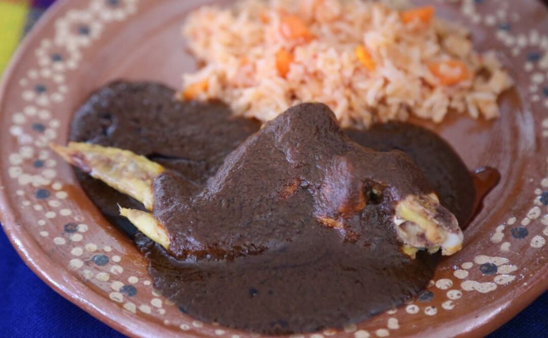 Una de las cosas que más extrañan los migrantes en EU es la comida, pero el mole es demasiado caro | Foto: Agencia Es Imagen para El Universal Puebla